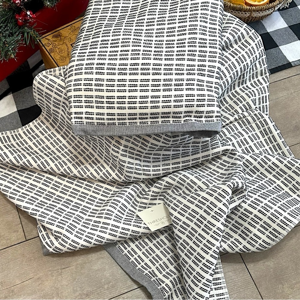 New Threshold Luxury Bath Towel Set Modern Pinstripe 2 30x50 Bath Hook Loops